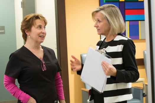 Nurses discuss patient care