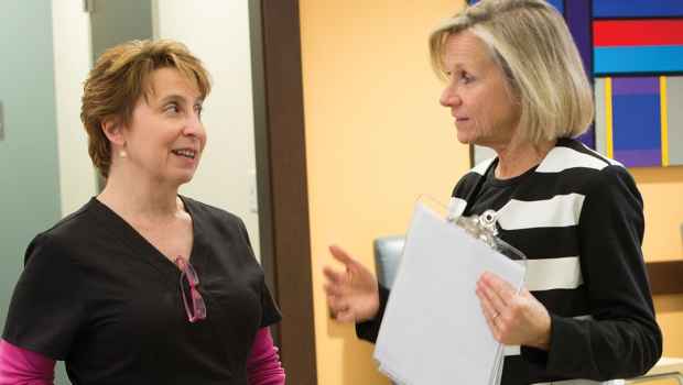 Nurses discuss patient care